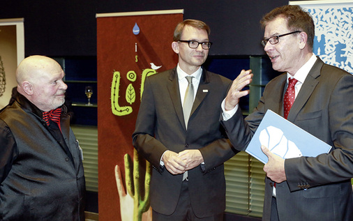 
Gaben die Gewinner der Plakatausstellung „Wasser ist Leben“ bekannt (v. r.): Bundesminister Dr. Gerd Müller, ZVSHK-Hauptgeschäftsführer Elmar Esser und Professor Heinz Jürgen Kristahn. 
