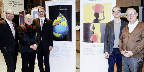 
Der ZVSHK und der Gentner Verlag sprachen jeweils einem Plakat einen Sonderpreis zu. Für die Neuauflage des Wettbewerbs engagierten sich (v. l.): René Müller (Duravit), Prof. Heinz Jürgen Kristahn, Elmar Esser, Robert Reisch und Erwin Fidelis Reisch (Gentner Verlag).
