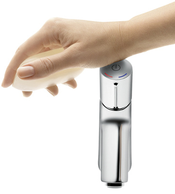 
Waschtisch-Armatur Talis Select S 100 von Hansgrohe: Bei der Armatur mit sanften, abgerundeten Übergängen reicht bereits ein leichtes Antippen, um den Wasserstrahl auszulösen und auch ebenso zu stoppen. Diese Funktion ist ohne besondere Kraftanstrengung möglich. Auch wird man nicht lange suchen, um die Temperatur passend einzustellen, denn die Kennzeichnung zum Drehen des Klickkopfes ist eindeutig.
