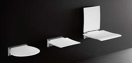 
Duschsitz-Serie von Hewi: Gleich in Serie beteiligt sich diese variable Formensprache am Wettbewerb. Die Tragkraft von 150 kg sieht man den Klappsitzen nicht an. Sie sind mit einer passenden Rückenlehne aufrüstbar. Die Einhängesitze können auch einfach in ein Duschhandlaufsystem eingehängt werden. Die Sitzoberfläche ist aus hautfreundlichem und rutschfestem, glasfaserverstärktem Polyamid.
