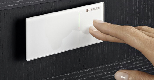 
WC-Betätigungsplatte Typ 70 von Geberit: Die Fernbetätigung für die Zwei-Mengen-Spülung ermöglicht eine an Nutzerbedürfnisse angepasste Toiletteneinrichtung. Die Platte kann bis zu 1,5 m vom Spülkasten entfernt montiert werden und benötigt keine Hilfsenergie. Das pneumatische System kommt mit einem sanften Hub aus. Das Tastenfeld macht durch eine große und kleine Fläche intuitiv deutlich, wie man die unterschiedlichen Spülmengen auslösen kann.

