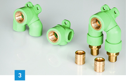 
3 Durchflusswandscheibe Aquatherm grey pipe und green pipe.
