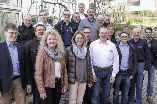 
Bad&Heizung-Gruppendynamik (v.l.): Andreas Knöchel, Mike Krasselt, Joachim Kossowski, Christian Sperber, Silvia Draxler, Michael Fisch, Dieter Günzel, Andrea Kachelmann, Erich Erling, Andreas Jaskulla, Thilo Hennegriff, Rainer Kugler, Volker Zickermann, Reinhold Haas, Dirk Scharina, Sebastian Kern, Michael Amma, Thomas Wilhelm und Ralph Scharina.
