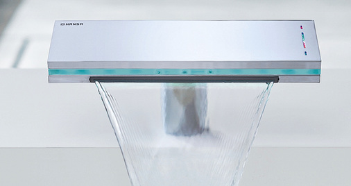 
Berührungslose Bedienung: Ein- und Ausschalten lässt sich die Hansamurano X mittels eines Infrarotsensors in der Glasfläche.
