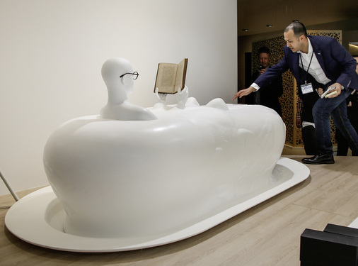 
Schaum ist out – baden in Seife in! Mit dem Foam Spa von Sphiano (Lixil) liegt man behaglich in einer hohen Seifenschicht, das Herz befindet sich dann außerhalb des warmen Wassers und der Kreislauf soll geschont werden. Auf dem deutschen Markt ist das Foam Spa allerdings noch nicht zu haben. 



