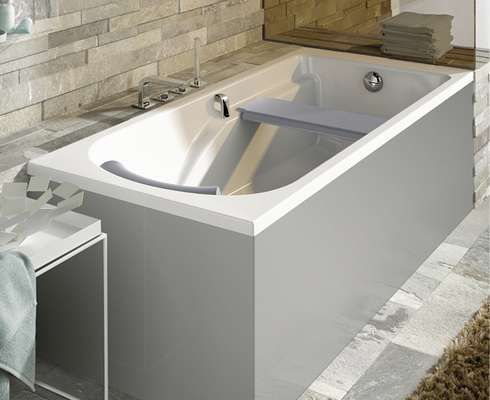 
Integrierte Griffe, Armablagen, Nackenkissen und der Badewannensitz: Badewanne Comfort Plus Family von Keramag.
