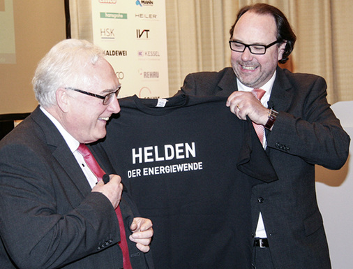 <p>
Als kleines Dankeschön für seinen fulminanten Einsatz rund um die Wärmewende erhielt BDH-Präsident Manfred Greis von SBZ-Chefredakteur Dirk Schlattmann das SBZ-Shirt „Helden der Energiewende“ überreicht. 
</p>