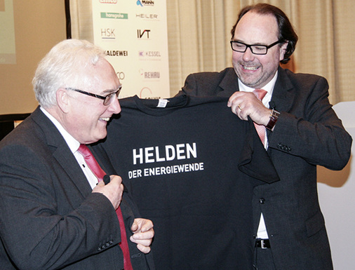 
Als kleines Dankeschön für seinen fulminanten Einsatz rund um die Wärmewende erhielt BDH-Präsident Manfred Greis von SBZ-Chefredakteur Dirk Schlattmann das SBZ-Shirt „Helden der Energiewende“ überreicht. 

