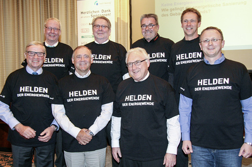 
Industrie und Handwerk mit symbolischem Schulterschluss, denn die Wärmewende kann nur mit dem Handwerk gelingen. Die Vorstandsmitglieder der Bad & Heizung AG mit dem BDH-Präsidenten im symbolischen SBZ-Helden-Shirt (v.l.): Dieter Windmüller, Klaus Wagner, Ludger Wübbelt, Hans-Peter Fischer, Manfred Greis, Werner Ballweg,Helmut Graf und Stefan Bahlmann.
