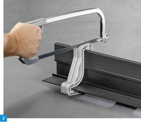 
3 Mit Bügelsäge und Sägehilfe lässt sich der ViegaAdvantix Vario-Wandablauf auf der Baustelle millimetergenau kürzen.
