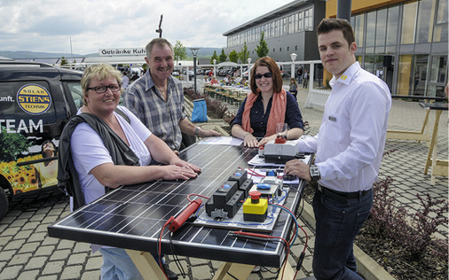 
Auch mal eine nette Idee: ein Solarmodul als Tischplatte für den Tag der offenen Tür.
