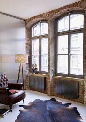 
Der Fare Tech von Zehnder ist ein reiner Elektro-Heizkörper. Solche Heizlösungen bieten sich bei niedrigem Wärmebedarf im Neubau und als Ergänzung bei der Sanierung an.
