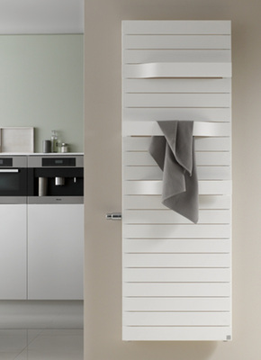 
Der Designheizkörper Tabeo von Kermi bietet durch die geschwungenen Handtuchbügel mit offenen Enden einen weiteren Nutzwert. 
