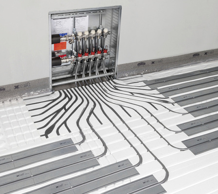 <p>
Die X-Net Verteilerplatte 25 mm von Kermi verbessert die Bodenkonstruktion. Mit der Omega-förmigen Schneidspitze lassen sich Rohrkanäle einfach fertigen.
</p>