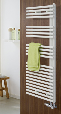 
Der Zehnder Forma Asym folgt mit seinen asymmetrisch anliegenden Rundrohren seinem Vorbild aus der Zehnder-Familie, dem Klassiker Yucca Asym. 
