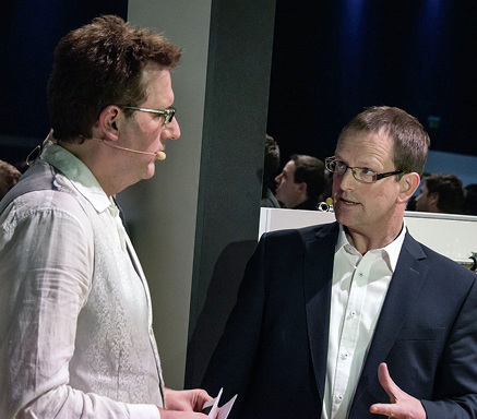 <p>
Dieter Hellekes (r.), Leiter Schulung und Training bei Viega, stand Moderator Christoph Brüske zu den Produktneuheiten von Viega kompetent Rede und Antwort.
</p>