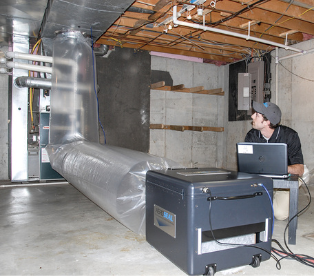 
Mit dem MEZ-Aeroseal-Verfahren lassen sich Leckagen in Luftleitungen über ein Aerosol aus einem Vinylacetat-Polymer verschließen. Leckagen sollen sich um 90 % reduzieren. 
