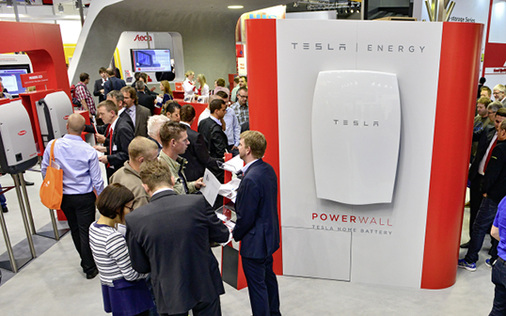 
Der Tesla-Speicher für das Haus wirbelte im Vorfeld der Messe viel Staub auf – auch wenn es vergleichbare Produkte auf dem deutschen Markt schon länger gibt. 
