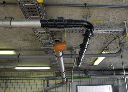 
Unter der schwarzen Umwicklung liegen die Spulenpaare, die das elektromagnetische Feld zur Bildung von Nanokernen im Klärschlamm aufbauen. Insgesamt sind in Winterhausen um die DN-100-Rohrleitung sechs Doppelspulen installiert. Fließgeschwindigkeit des Klärschlamms: 3 l/s.
