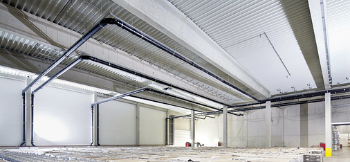 
Eines der Merkmale des Druckströmungssystems: Entwässerungsstränge, die parallel zur Hallendecke verlaufen und mit wenigen Fallleitungen auskommen.
