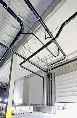 
Überkreuzung auf verschiedenen Ebenen: Abgehängt auf verschiedenen Höhen streben die Haupt- und Notentwässerungsleitungen kollisionsfrei in Richtung Fallleitungen.
