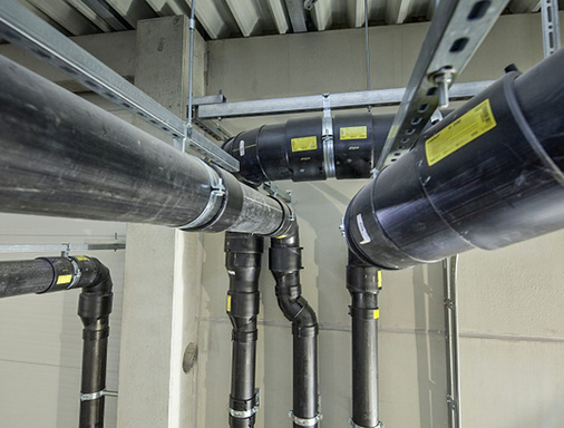 
Festpunktausbildung mit Elektroschweißmuffen und Rohrschellen.
