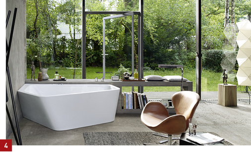 



Wandgebundene Wanne vor Fenster mit Bank statt freistehender Variante sorgt für ganz besonderen Charme.
