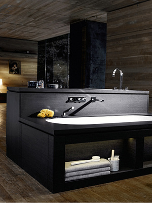 
Freistehende Waschtisch-Wannenkombination mit integrierter Installationsebene.



