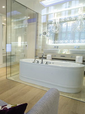 
Glasabtrennungen sorgen für klimatische und akustische Separierung der Zonen.



