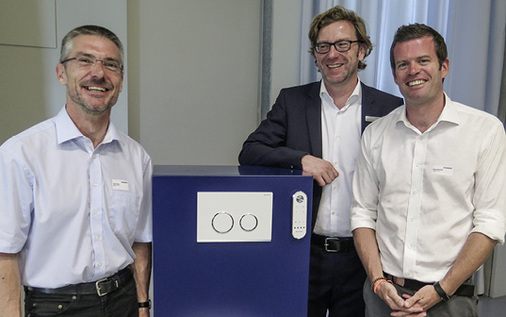 
Für die SBZ gab es Informationen aus erster Hand (v.l.): Armin Gierer (Leiter Produktlinie Aqua Clean), Marketingleiter Volker Röttger und Dr. Martin Baumüller (Leiter AquaClean).
