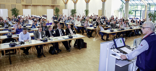
Zur Mitgliederversammlung der Überwachungsgemeinschaft kamen am 18. Juni 120 Teilnehmer nach Stuttgart. 
