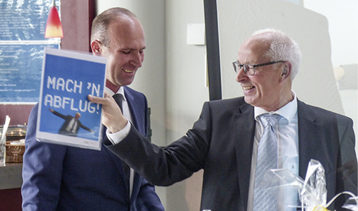 <p>
Landesinnungsmeister Martin Ratzke (l.) würdigte in seiner Laudatio Hans Müller und seinen Einsatz als „Mann der ersten Stunde“.
</p>