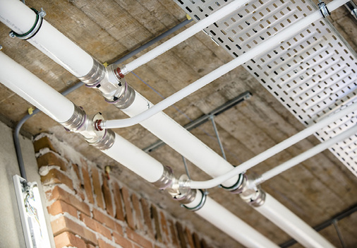 
Kleinere Richtungsänderungen, wie das Verspringen über oder unter einer Rohrleitung, können mit Uni Pipe Plus ohne großen Aufwand realisiert werden.
