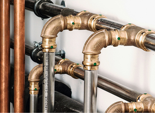 
Die Auswahl von Rohrwerkstoffen in der Trinkwasserinstallation, im Bild Sanpress-Verbinder aus Rotguss und Sanpress-Rohr aus Edelstahl, erfolgt gemäß Angaben des Versorgers über die Wasserbeschaffenheit.
