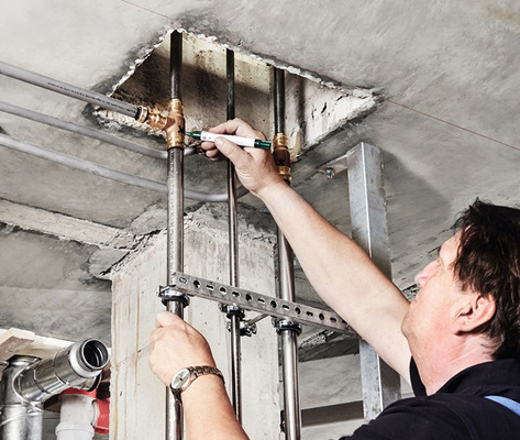 
Es sollte darauf geachtet werden, dass alle in der Trinkwasserinstallation verwendeten Werkstoffe der Wasserbeschaffenheit entsprechen, wie hier der Wechsel von einer metallischen Steigleitung auf eine Anbindeleitung aus Mehrschichtverbundrohr.
