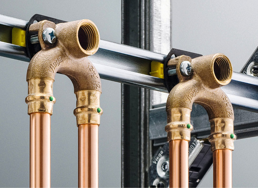 
Durchgeschliffene Ring- und Reihenleitungen aus druckverlustoptimierten Rohrleitungssystemen unterstützen den Erhalt der Trinkwassergüte, da zur bedarfsgerechten Versorgung oft kleinere Nennweiten ausreichen, also das Trinkwasservolumen in den Leitungen reduziert wird.
