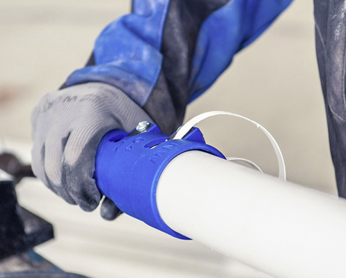 Damit eine Leitung verpresst werden kann, wird der schützende Kunststoffmantel über dem C-Stahl mit dem Abmantel- und Entgratwerkzeug entsprechend der Einstecktiefe der Pressmuffe abgeschält bzw. entgratet.
