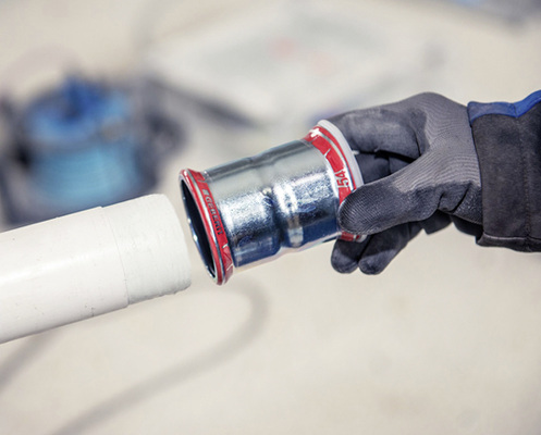 <p>Bei Geberit-Mapress-C-Stahl ist der Fitting ebenfalls geschützt: mit einer 8 m dicken Zinkschicht nach DIN EN ISO 2081. Eine kurzzeitige Befeuchtung hätte keine Auswirkung, wenn die Rohrleitungsoberfläche danach schnell abtrocknen kann.</p> - © Geberit / www.FlorianGerla.ch Bei Geberit-Mapress-C-Stahl ist der Fitting ebenfalls geschützt: mit einer 8 m dicken Zinkschicht nach DIN EN ISO 2081. Eine kurzzeitige Befeuchtung hätte keine Auswirkung, wenn die Rohrleitungsoberfläche danach schnell abtrocknen kann.