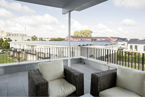 
Großzügige Terrassen ermögli-chen den Mietern den Blick über die Dächer – und die PV-Anlage. 
