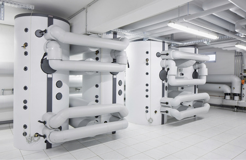 
Vier Pufferspeicher bevorraten das Heizungswasser – zwei der Speicher werden speziell dann beladen, wenn viel Sonnenstrom von der PV-Anlage geliefert wird. 
