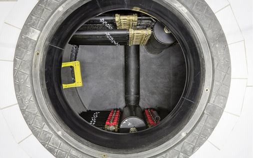 
Der Übergabeschacht der Soleleitungen, die die Energie aus dem Erdreich zur Wärmepumpenanlage transportieren. 
