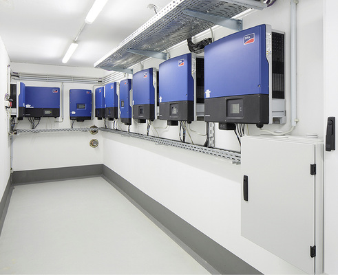 
Ebenfalls im Keller installiert sind die Wechselrichter der auf Eigenverbrauch optimierten Photovoltaik mit 135,25 kW
p
. 
