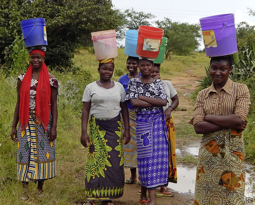 
In der Region wird das Wasser noch traditionell von den Frauen geholt und muss abgekocht werden. Mit der Ausbildung der künftigen Ausbilder und dem Transfer von fachlichem Know-how will der Verein Abhilfe schaffen.
