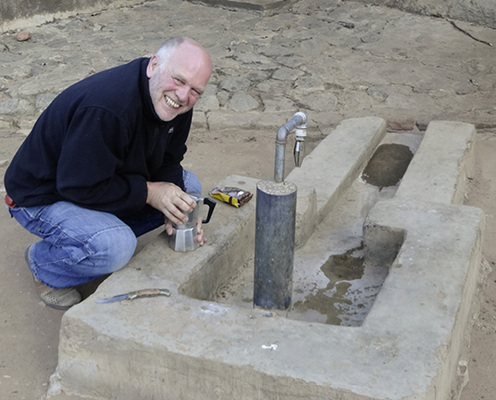 
Für den ersten Trinkwasserbrunnen, den er in Chala gebaut hat, erhielt Roland Ketterer den LEA-Mittelstandspreis für soziale Verantwortung. Künftig will er an der gewerblichen Schule Fachkräfte ausbilden und auf diese Weise nachhaltig wirken.
