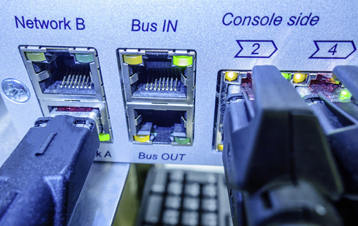 <p>
</p>

<p>
Moderne Bussysteme erleichten die gewerkeübergreifende Betriebsführung unterschiedlicher Fabrikate. Mit der Implementierung von Internet-Optionen steigt jedoch auch das Sicherheitsrisiko.
</p> - © R_Type / Thinkstock

