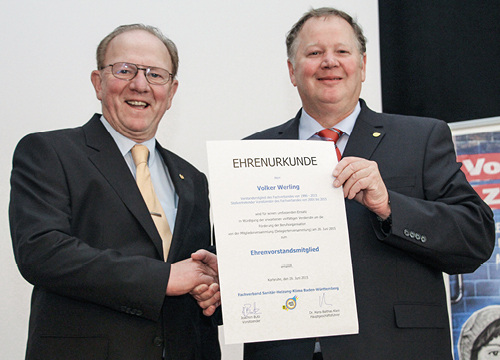 
Volker Werling (l.) erhält von Vorsitzendem Butz die Urkunde als Ehrenvorstandsmitglied des Fachverbandes.
