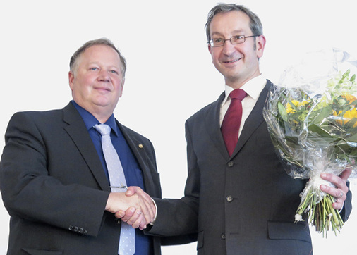 
Wolfgang Becker nimmt die Glückwünsche des Verbandsvorsitzenden entgegen. Er wurde mit Wirkung zum 1. Januar 2016 zum Hauptgeschäftsführer des FVSHK Baden-Württemberg gewählt.
