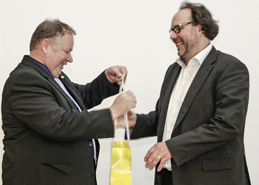 
Auf dem Verbandstag verabschiedete der Fachverband SBZ-Chefredakteur Dirk Schlattmann, der im Oktober des Jahres den Vorstand der Bad & Heizung AG in Geislingen übernimmt. 
