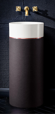 



Die elegante Kombination von einem weißen Waschtisch und einem schwarzfarbigen Möbel-Unterbau liegt aktuell voll im Trend. 
