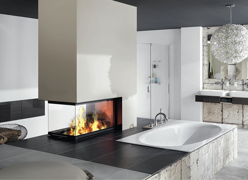 
Kamin, großzügige Sitzflächen, dekorative Lampen: Im Badezimmer wird es gemütlich. 



